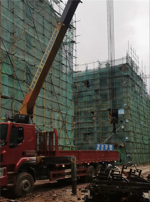 弥渡县“慢工细活”—— 吊车的 “微动控制” 技术