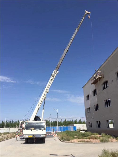 弥渡县“轻装强干”—— 吊车的 “轻量化臂架” 技术